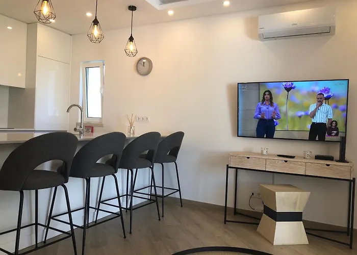 Sunny Acacia Apartment