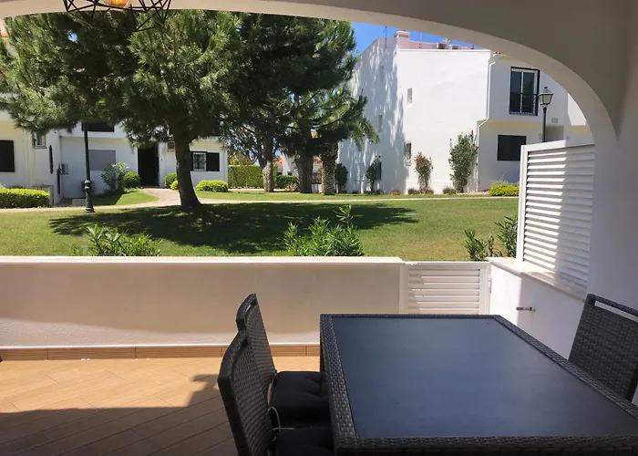 Sunny Acacia Apartment