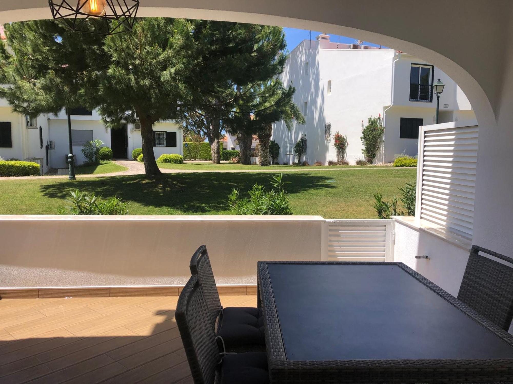 Sunny Acacia Apartment *